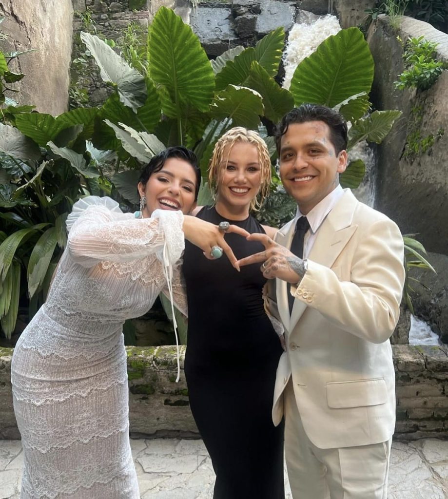 Ángela Aguilar, Christian Nodal y Mónica Corgan disfrutando de la boda