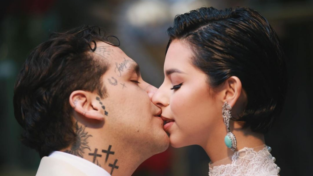 Christian Nodal y Angela Aguilar beso