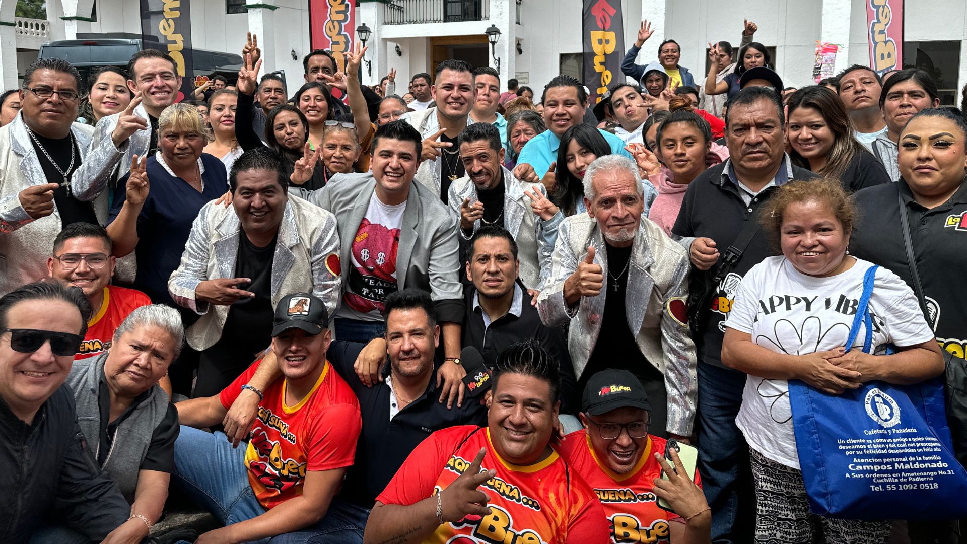 Los Hijos de la Mañana encendieron la explanada .