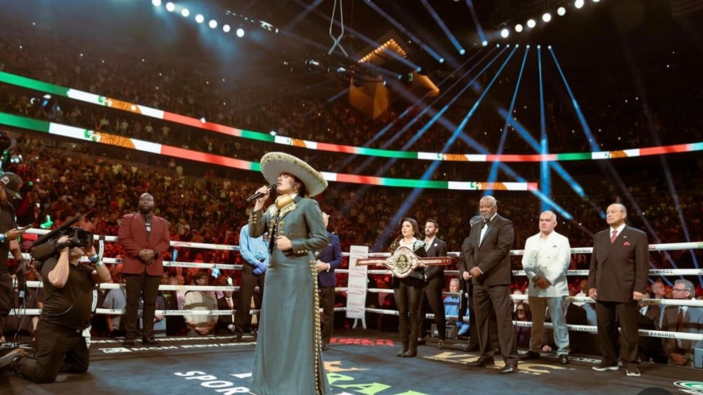 Camila Fernández cantando el Himno Nacional Mexicano.