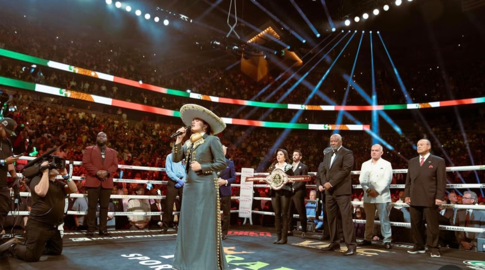 Camila Fernández cantando el Himno Nacional Mexicano.