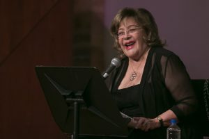 Silvia Pinal cantando en teatro.